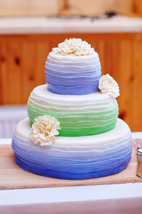 雏菊花装饰的传统三层婚礼蛋糕