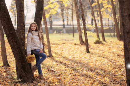 美丽的女孩在秋天公园