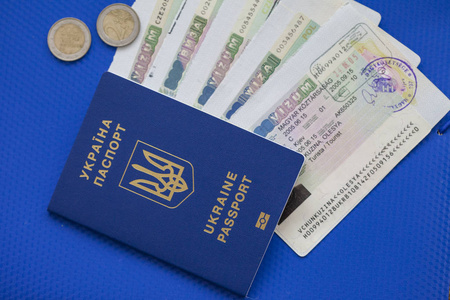 乌克兰的生物特征护照背景下的旧签证.欧洲国家免签证入境照片