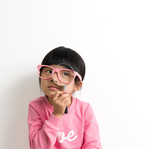 好奇的小女孩照片