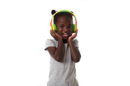 音乐和技术概念。非洲可爱的小女孩，戴着耳机