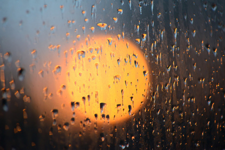 在日落时玻璃上的雨滴