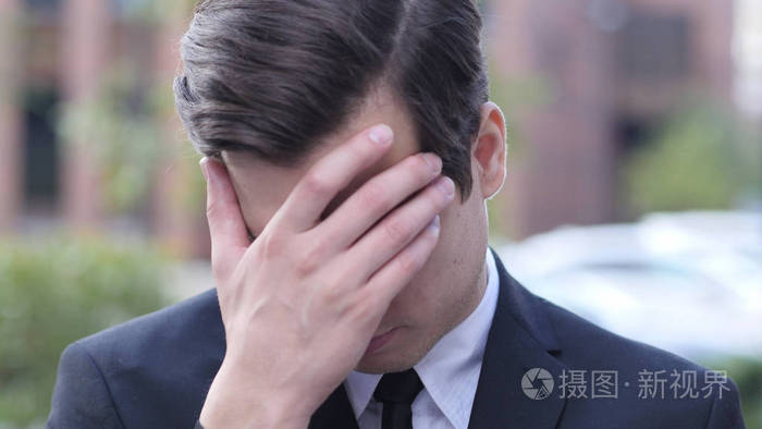 失败室外沮丧失意的商人肖像