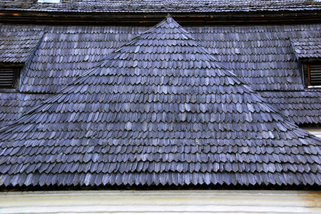 纹理的紫色的木制的古老的屋檐