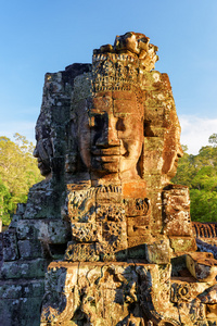 傍晚太阳下刺刀寺神秘的面塔。 柬埔寨