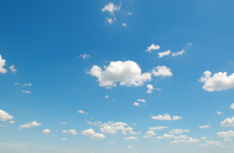 白积云对蓝蓝的天空照片