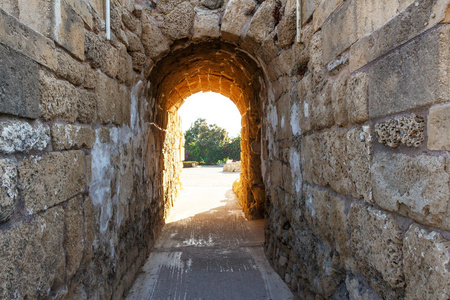 该撒古老的大门,在该撒利亚,以色列的历史名城照片