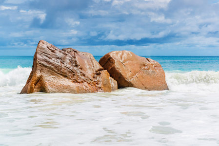 热带海滩上的岩石