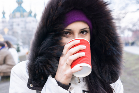 青年女孩喝红杯热咖啡图片