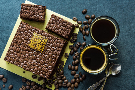 黑巧克力蛋糕与咖啡咖啡和烤的咖啡豆