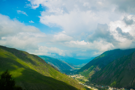 美丽的蓝绿色山在雾中。Cloudy.Summer.The 高加索。.俄罗斯