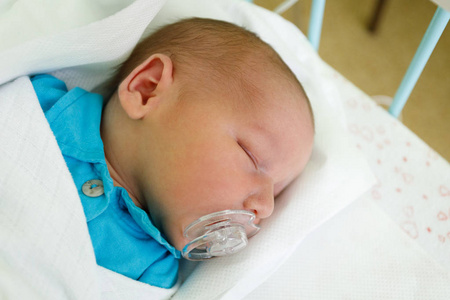 刚出生的婴儿婴儿在医院