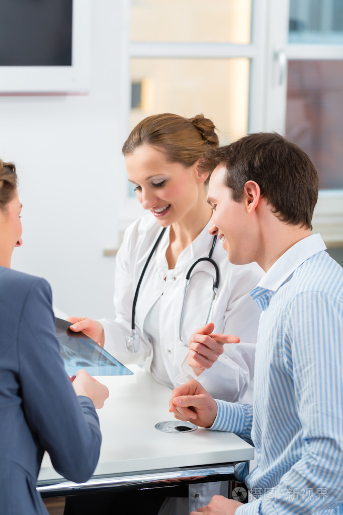 医生与患者在诊所咨询