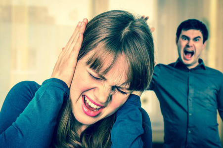 夫妻争吵,愤怒尖叫着他的妻子 — — 复古风格照片