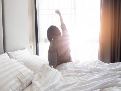 醒来在床上图片