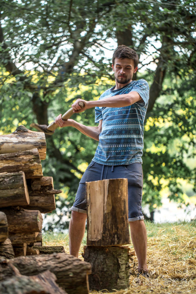 男子用斧头砍柴