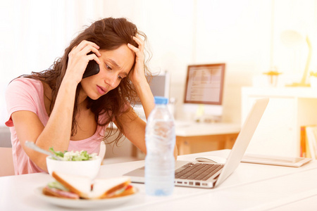 年轻有吸引力的学生上班时间吃东西照片