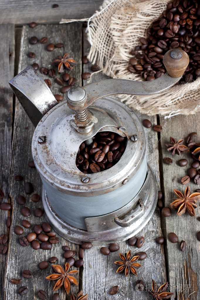 新鲜的咖啡豆咖啡豆研磨机上木制背景