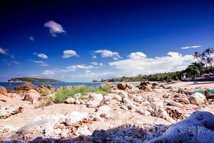 用岩石上苏梅岛的美丽热带石滩