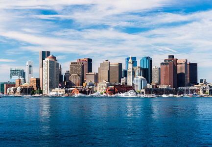 波士顿的天际线，从港口的视图，在波士顿，美国马萨诸塞州首都市容市中心的摩天大楼的全景视图