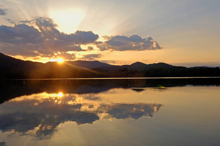 在西班牙赫罗纳省，加泰罗尼亚，Banyoles 湖的日落