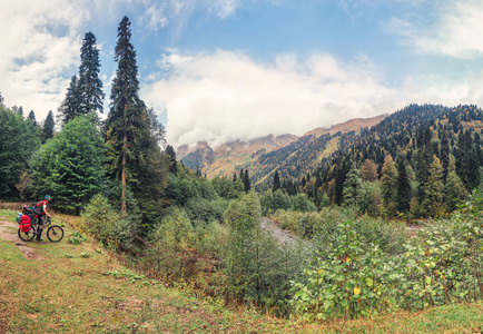 景观与人和自行车山地徒步旅行