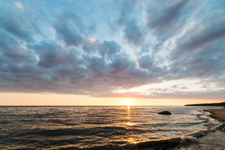 沙滩上的戏剧性夕阳红图片