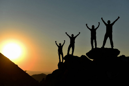 而且雄心勃勃的 成功的而且强烈的登山者照片