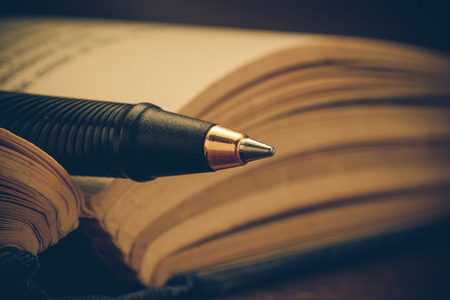 筛选器效果复古怀旧风格的书和笔照片