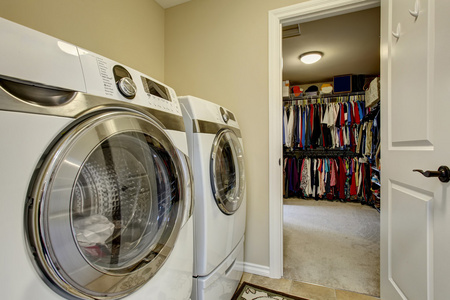 优秀的洗衣房有洗衣机和烘干机图片