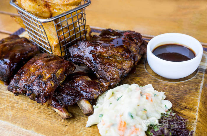 烤牛排-烤热酱板上的肉排骨