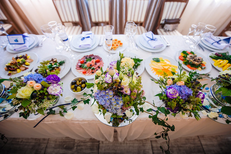 餐桌装饰用花