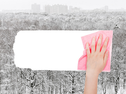 手的粉红色抹布删除冬季森林