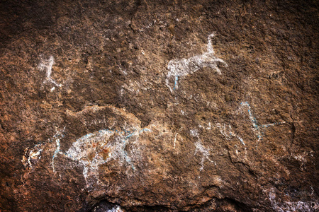 从旧石器时代，秘鲁南部石中岩石艺术的孙拜洞穴