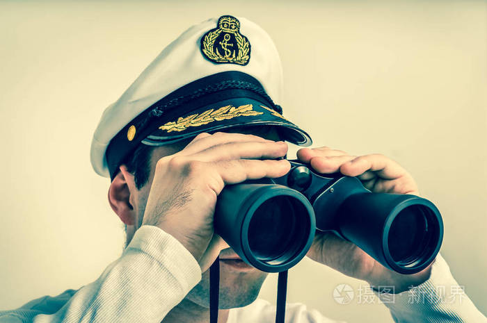 船长看起来通过双筒望远镜复古风格