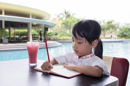 亚洲的中国小女孩做家庭作业
