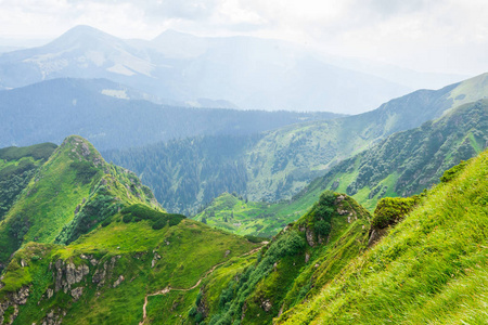 旅游，徒步旅行，自然。雄伟壮观 高绿山。水平框架