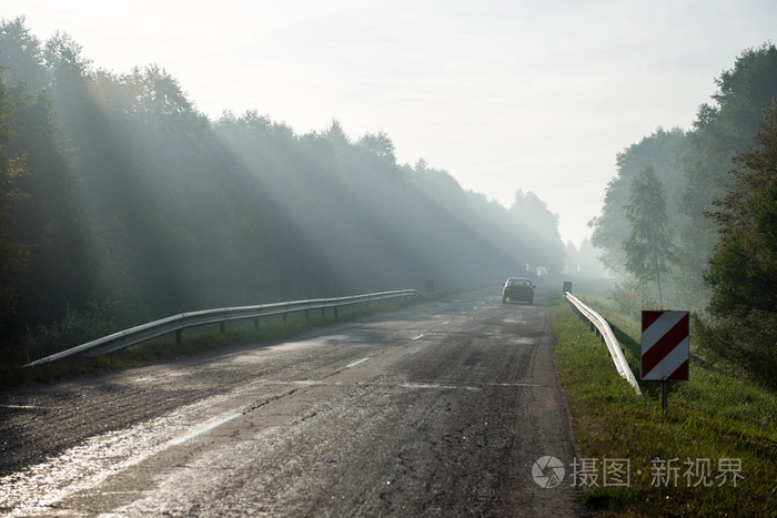 光线在雾的道路上照片 正版商用图片0e0gcs 摄图新视界