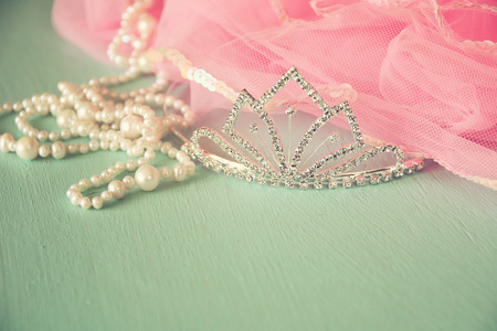 婚礼复古皇冠新娘珍珠和粉红色面纱。 婚礼
