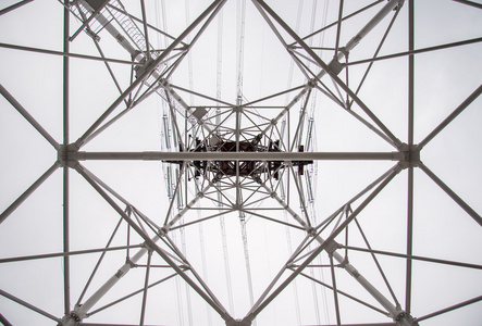 电源线，塔，塔连接在电厂底部视图