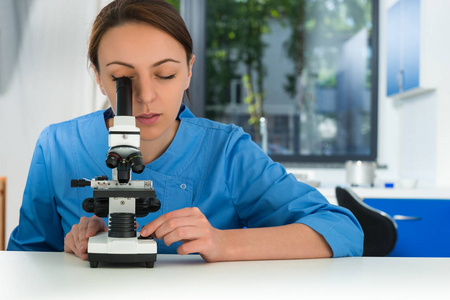 通过显微镜看图片