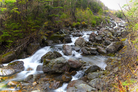 通过 Ammonoosuc 山沟径河地大叫装入华盛顿地区