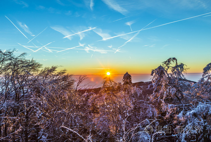 日出在冬天下的冷静与美丽的山地景观