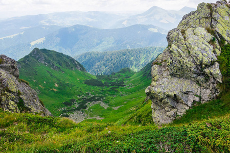 旅游，徒步旅行，自然。雄伟壮观 高绿山。水平框架