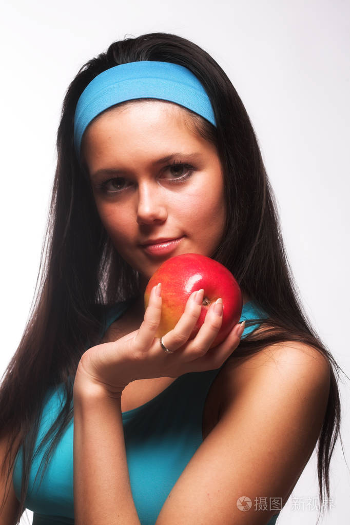 运动型女人咬一个红苹果