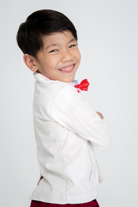 小亚洲男孩在老式西装与微笑的脸