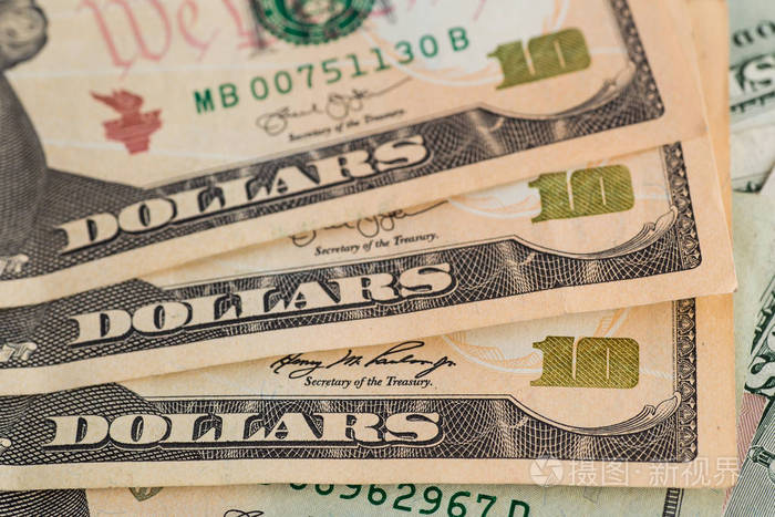 美国一百美元的钞票桌上一堆