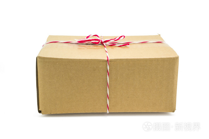 包裹的纸板箱和用细绳捆起来