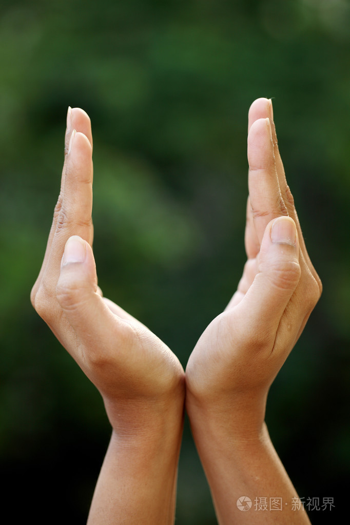 两只手,使保护的迹象
