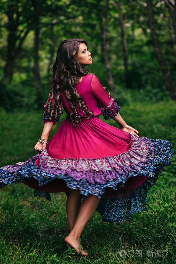 一个美丽的女孩吉普赛人的肖像